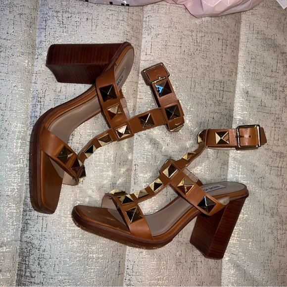 Heels - Picture 2 of 3